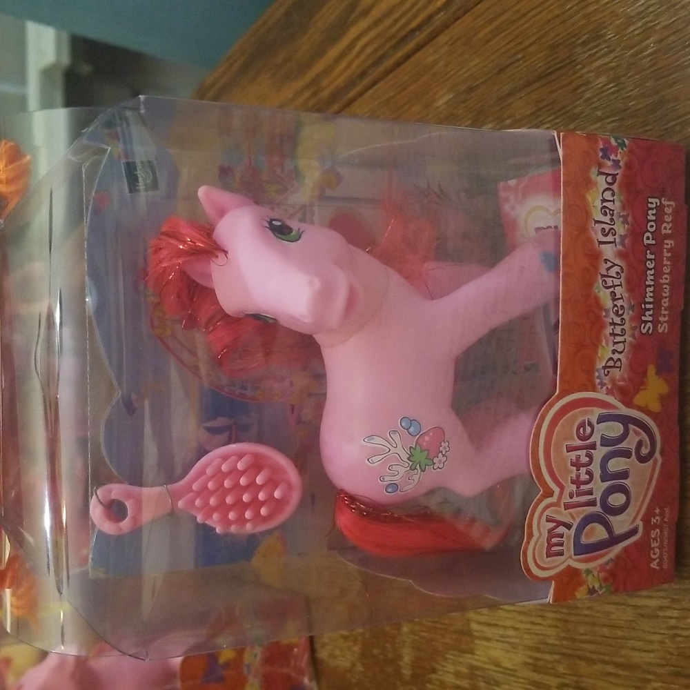 2004 my little pony butterfly island shimmer pony strawberry reef mib g3